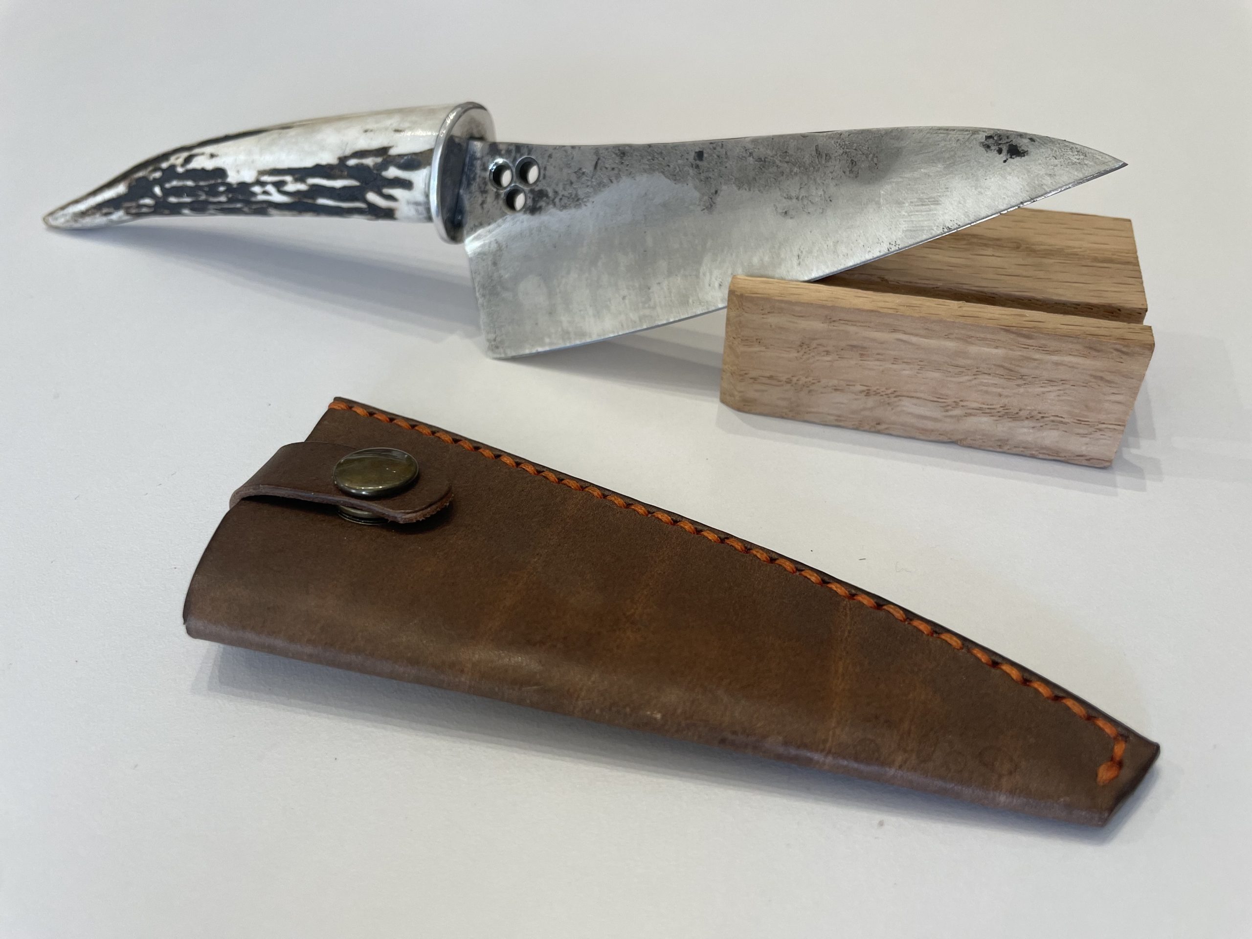 BANIAN NC : Couteau 15 : Manche corne de cerf et fourreau en cuir - lame - 11 cm