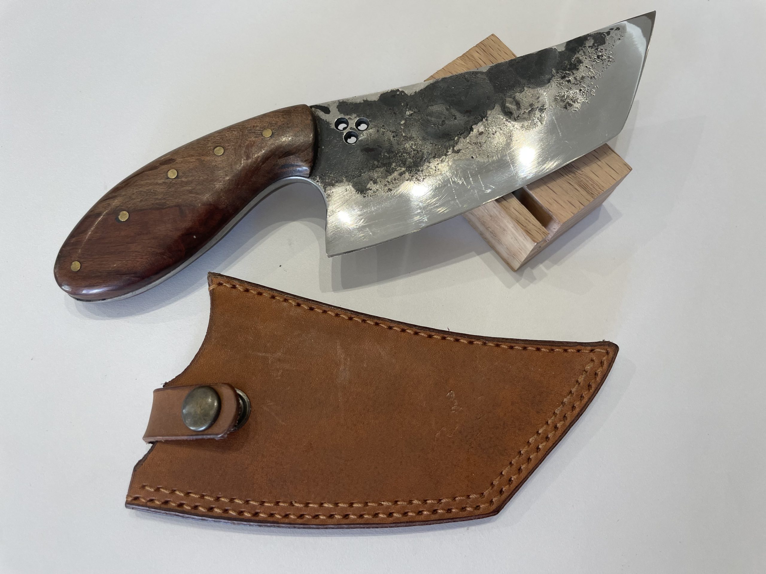 BANIAN NC : Couteau 19 : Manche en bois noir et fourreau en cuir - lame - 13,5 cm